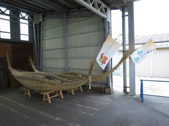 渡良瀬遊水地で取れたヨシで製作された茅船。子どもたちが乗船するイベントが開催されたそうです。