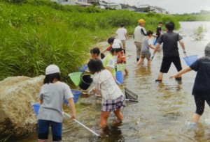 子ども魚取り写真 (1)